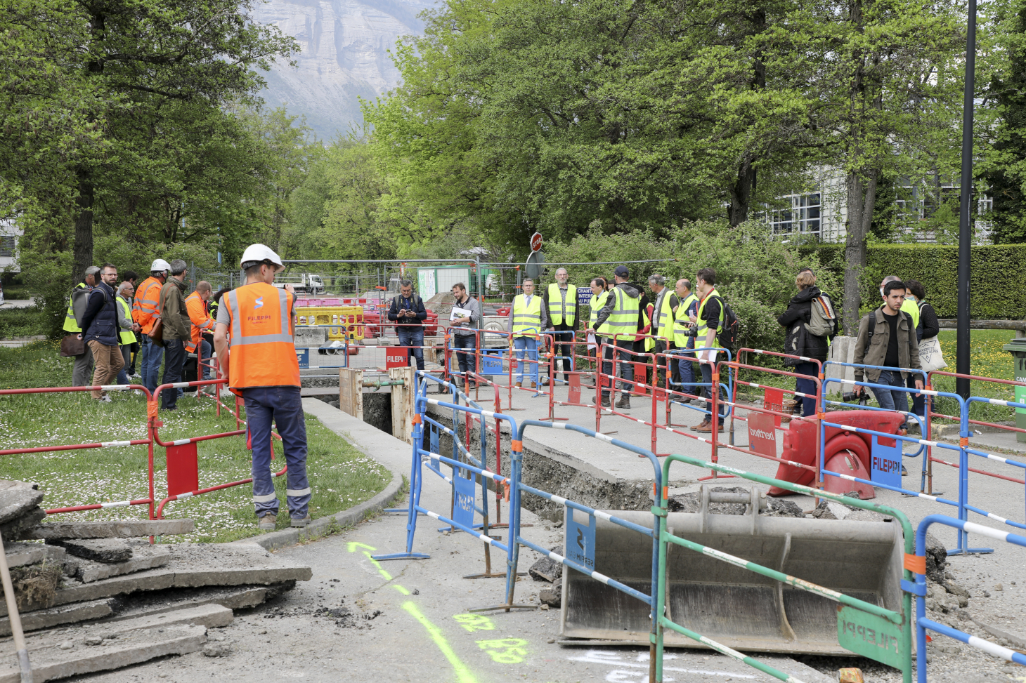 Visite du chantier de raccordement de la piscine universitaire et de la sous-station de chauffage du campus UGA avec les partenaires du territoire