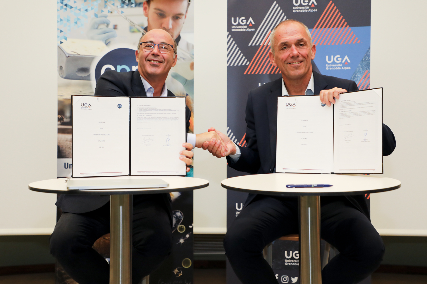 Yassine Lakhnech, président de l’Université Grenoble Alpes et Antoine Petit, président-directeur général du CNRS lors de la signature de convention