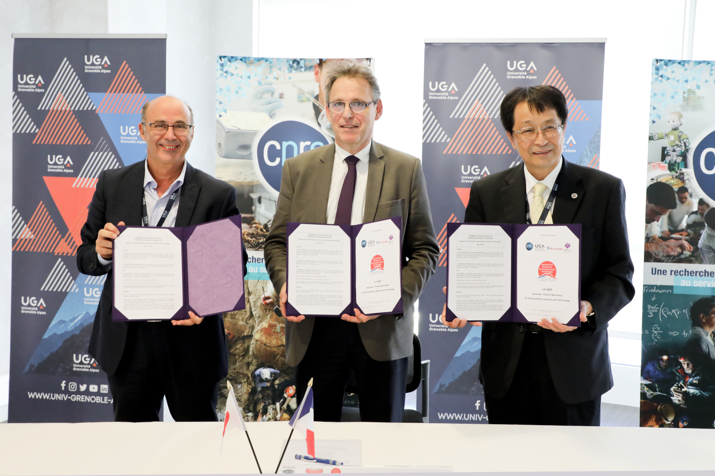 Yassine lakhnech, président de l’Université Grenoble Alpes, Alain Schuhl, directeur général délégué à la science du CNRS et Nagata Kyosuke, président de l’Université de Tsukuba, signent la création du nouveau laboratoire franco-japonais J-FAST le 24 juin 