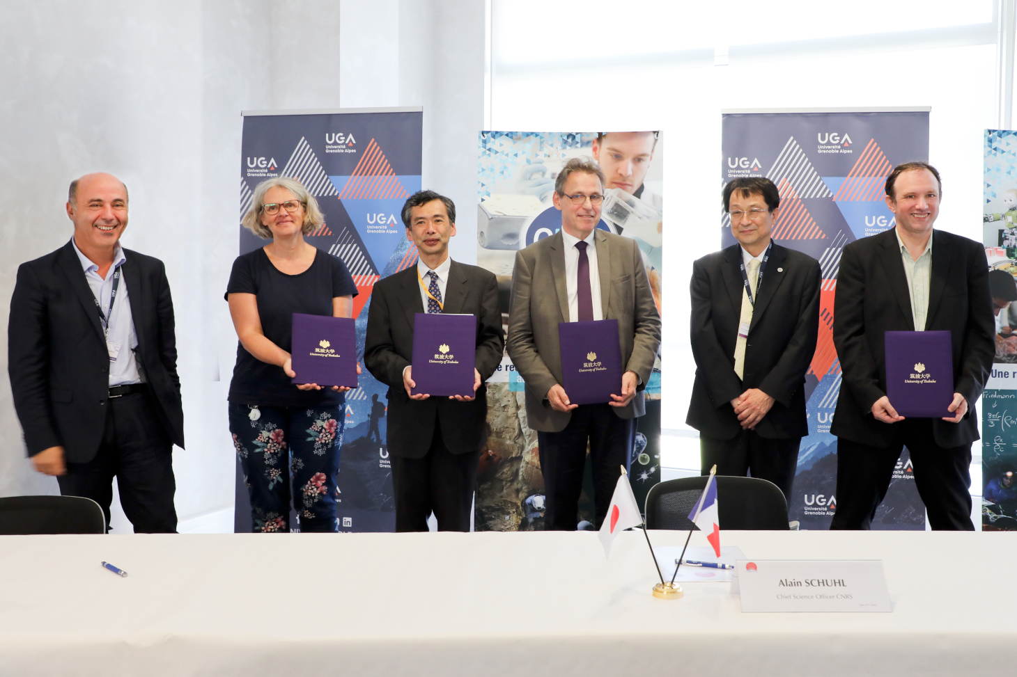 Signature officielle de la création du laboratoire international de recherche J-FAST (Japanese - French lAboratory for Semiconductor physics and Technology) entre le CNRS, l’Université Grenoble Alpes et l’Université de Tsukuba au Japon le 24 juin 2022 à Grenoble