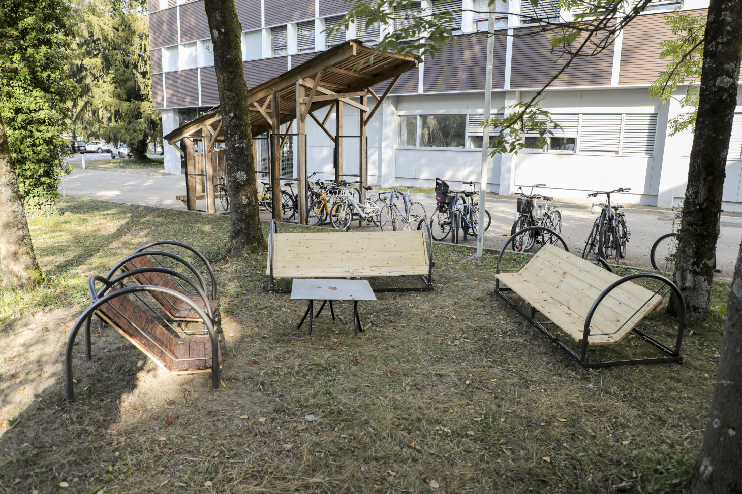 Le mobilier d'extérieur et le second abri vélo Le mobilier d'extérieur et le second abri vélo