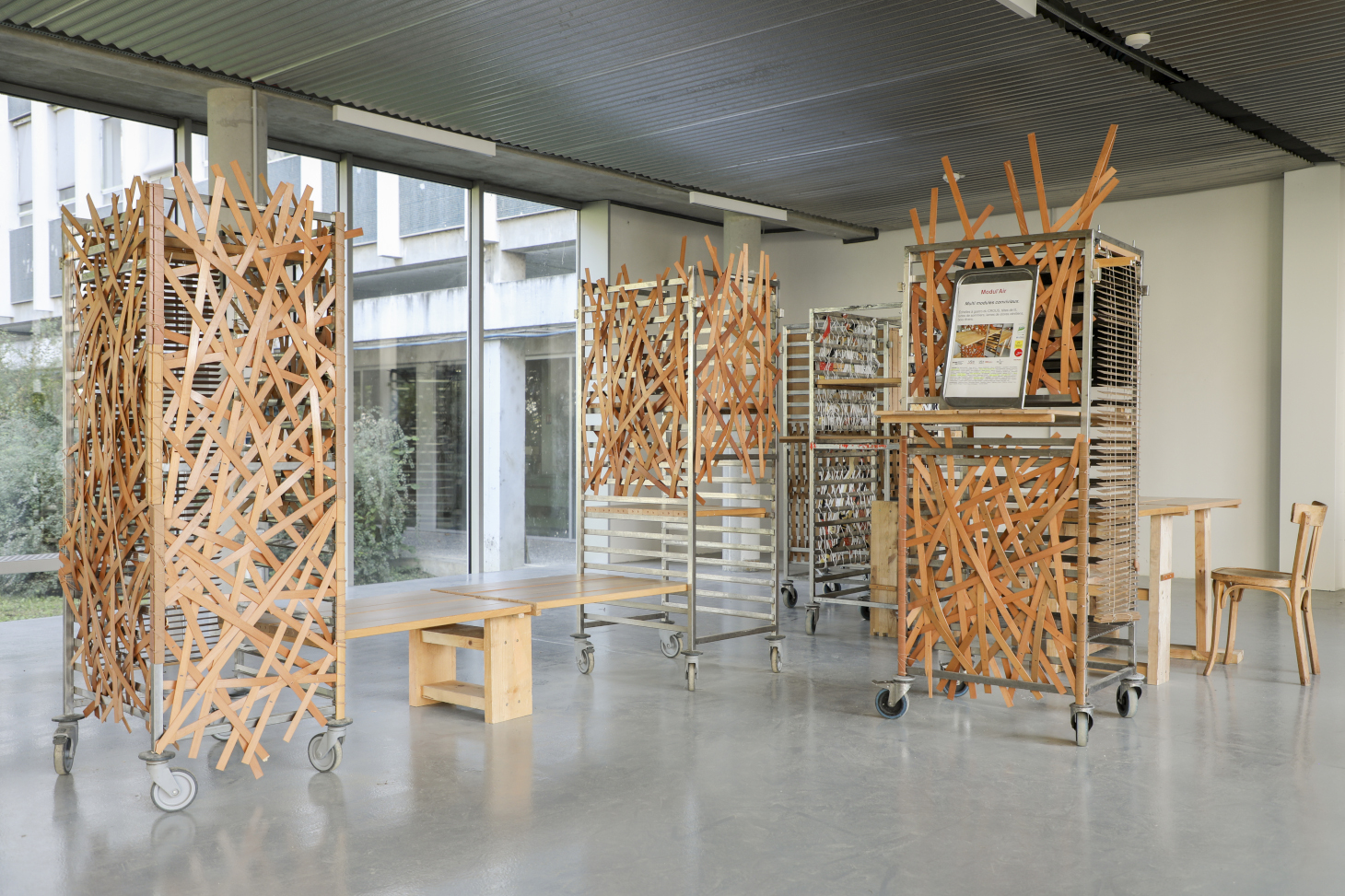 Le module d'inérieur dans le hall du bâtiment INSPE Le module d'inérieur dans le hall du bâtiment INSPE