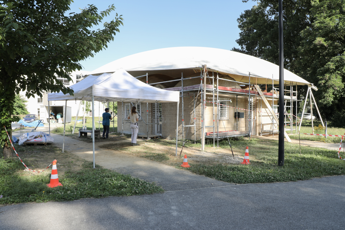 Chantier participatif étudiant de rénovation thermique de la toiture de la maison en terre sur le campus de Saint-Martin-d'Hères