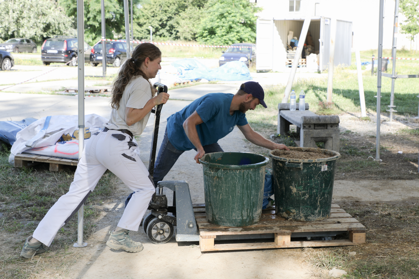 Les volontaires en action sur le chantier