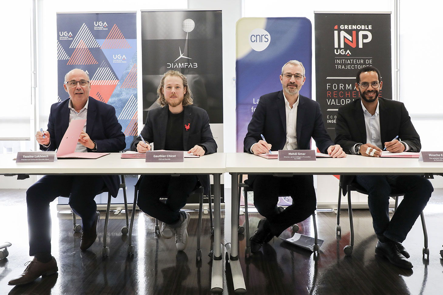 Légende photo de gauche à droite : Yassine Lakhnech, président de l'Université Grenoble Alpes, Gauthier Chicot, CEO Diamfab, Mehdi Gmar, Directeur général délégé à l'innovation du CNRS, Mnacho Echenim, vice-président adjoint aux relations entreprises de G