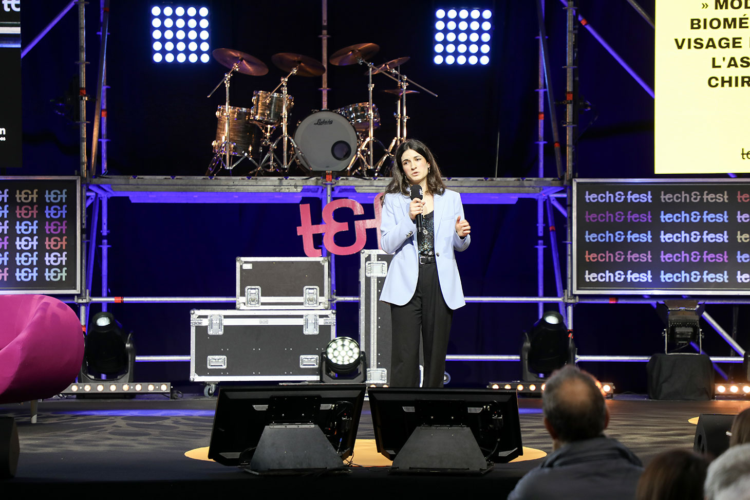 Une doctorante de l’UGA sur la main stage présente ses travaux de recherche en trois minutes