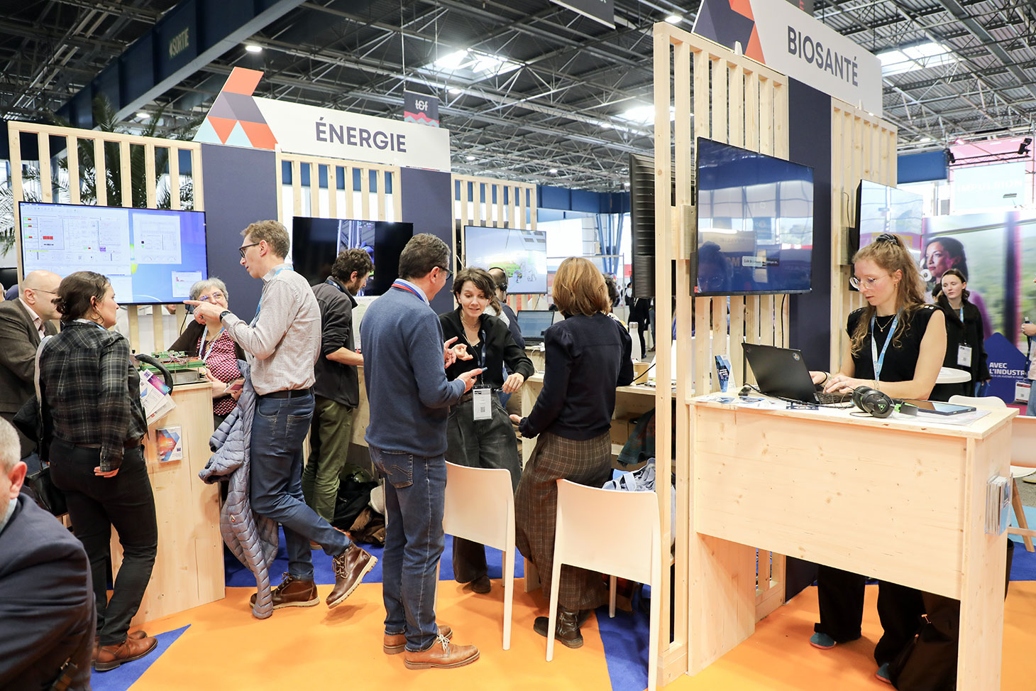 Aperçu des 8 espaces thématiques déployés sur le stand UGA : biosanté, biomatériaux, quantique, intelligence artificielle, numérique, microélectronique, environnement et énergie