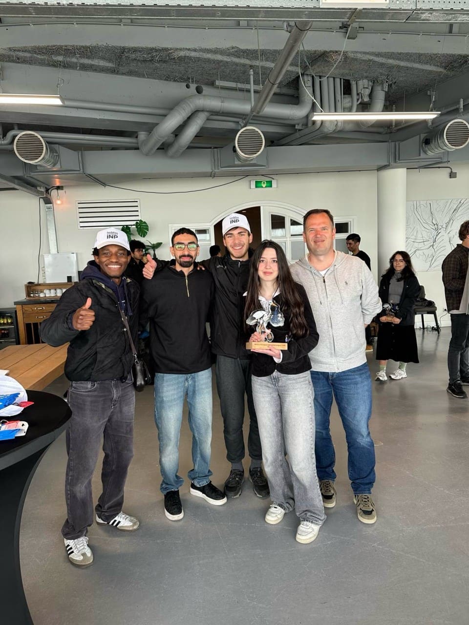 Photo de l'équipe avec le trophée Photo de l'équipe avec le trophée