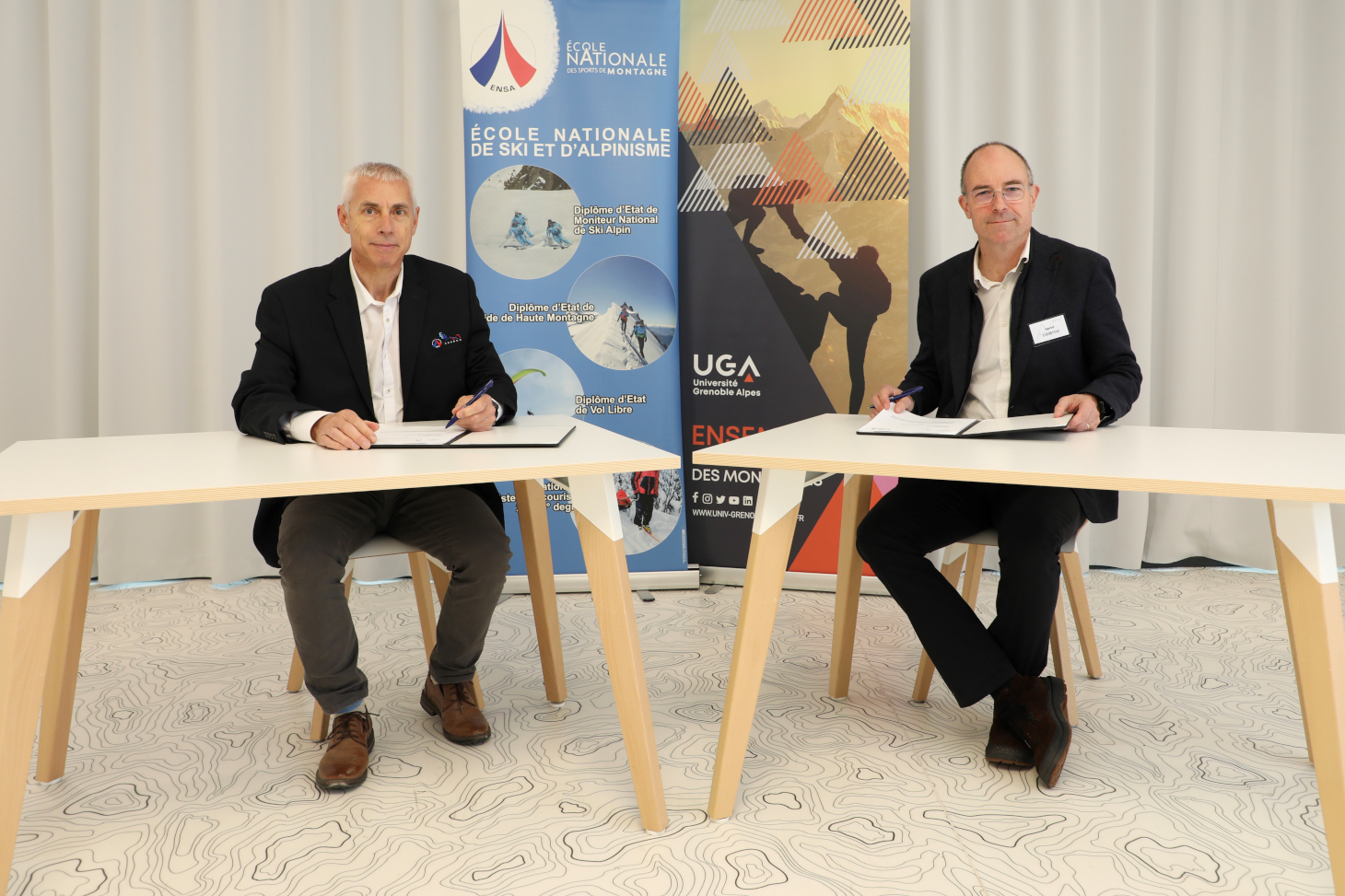 Signature de la convention par Manuel Brissaud, Directeur général de l’ENSM et Hervé Courtois, Vice-président recherche de l’UGA