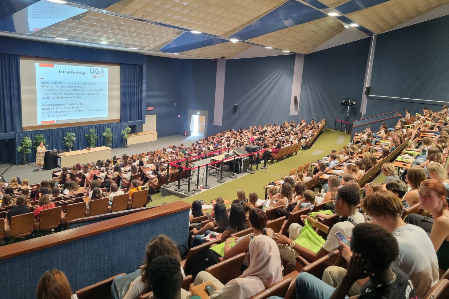 Accueil des étudiants de 1re année de licence Psychologie dans l’amphithéâtre Louis Weil pour la rentrée 2022