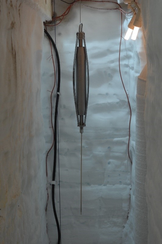 Sonde de température développée à l’Institut des géosciences de l'environnement (OSUG, CNRS/IRD/UGA/Grenoble INP) pour des mesures dans le trou de forage d'Epica à Concordia.  © Catherine Ritz/IPEV