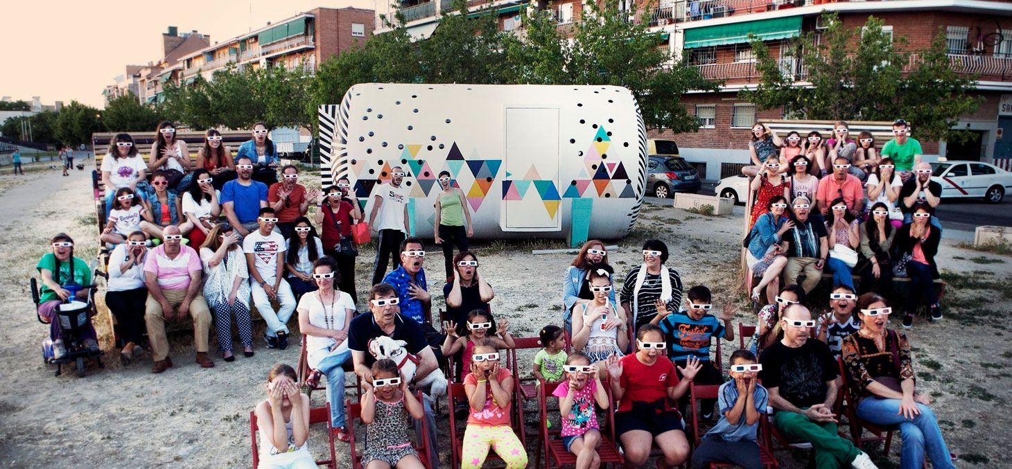 Neighbours enjoy Madrid’s outdoor Cinema Usera © Todo por la Praxis