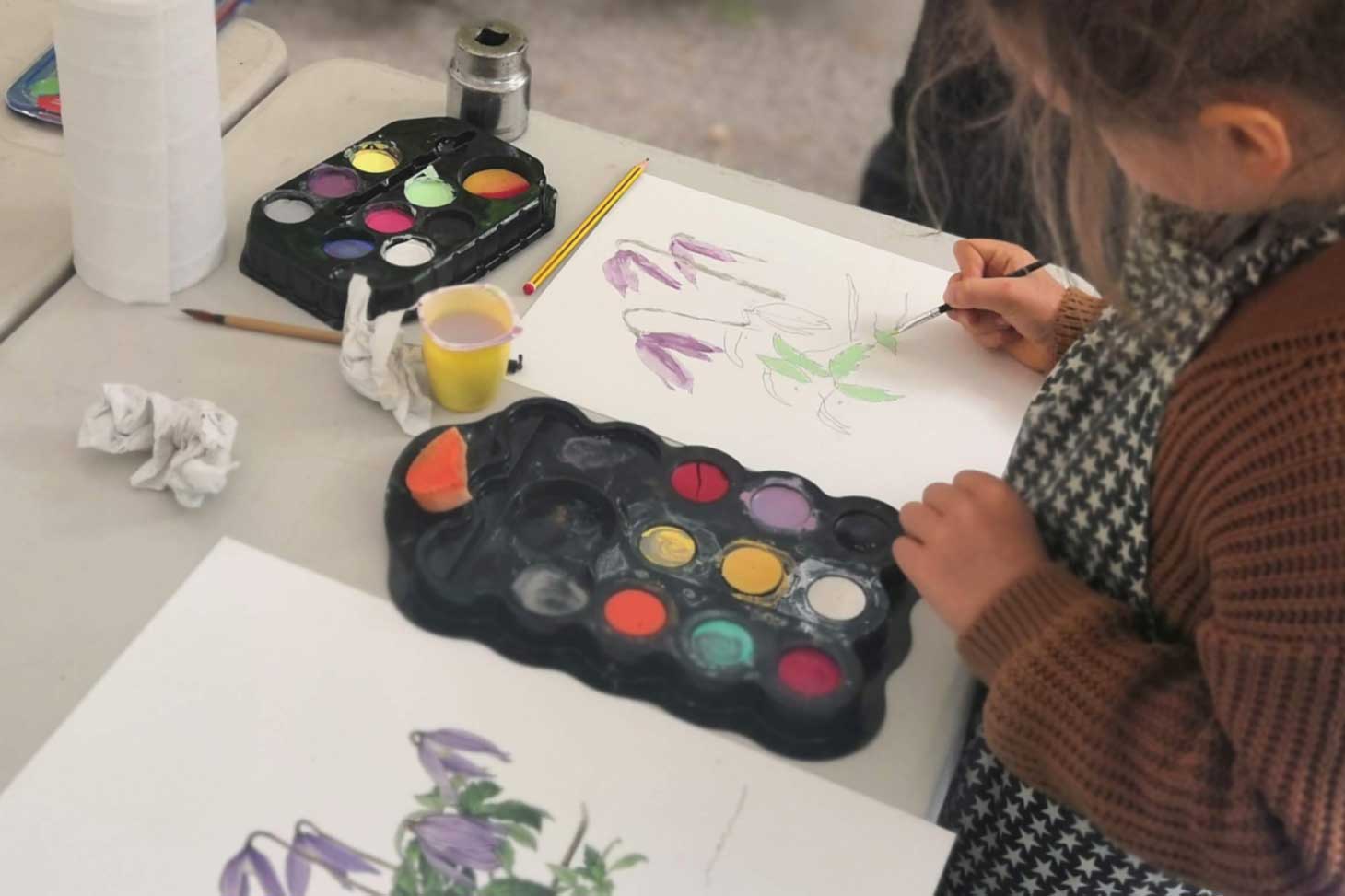 Atelier enfant aquarelle botanique lors d'une foire aux plantes