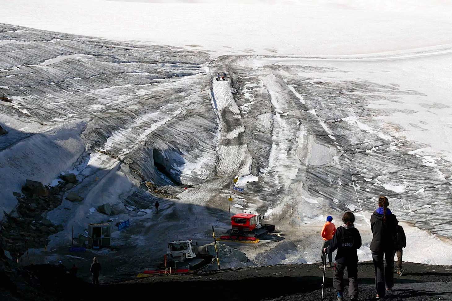 Les doctorants au pied du glacier de la Girose © Vincent Martin