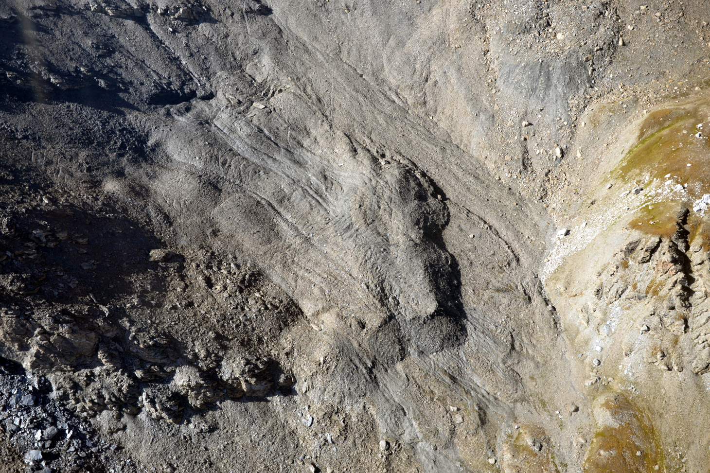Vue aérienne du glacier rocheux déstabilisé de Punta Nera, en haute Maurienne (6.66347°E, 45.12486°N). Localisé sur un versant nord, vers 2800 m d'altitude, ce glacier rocheux d'un peu plus de 2 ha a vu ses vitesses de surface dépasser localement les 4 m/