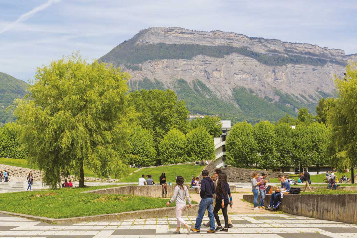 Les usagers du campus sur la place centrale à Saint-Martin-d'Hères.