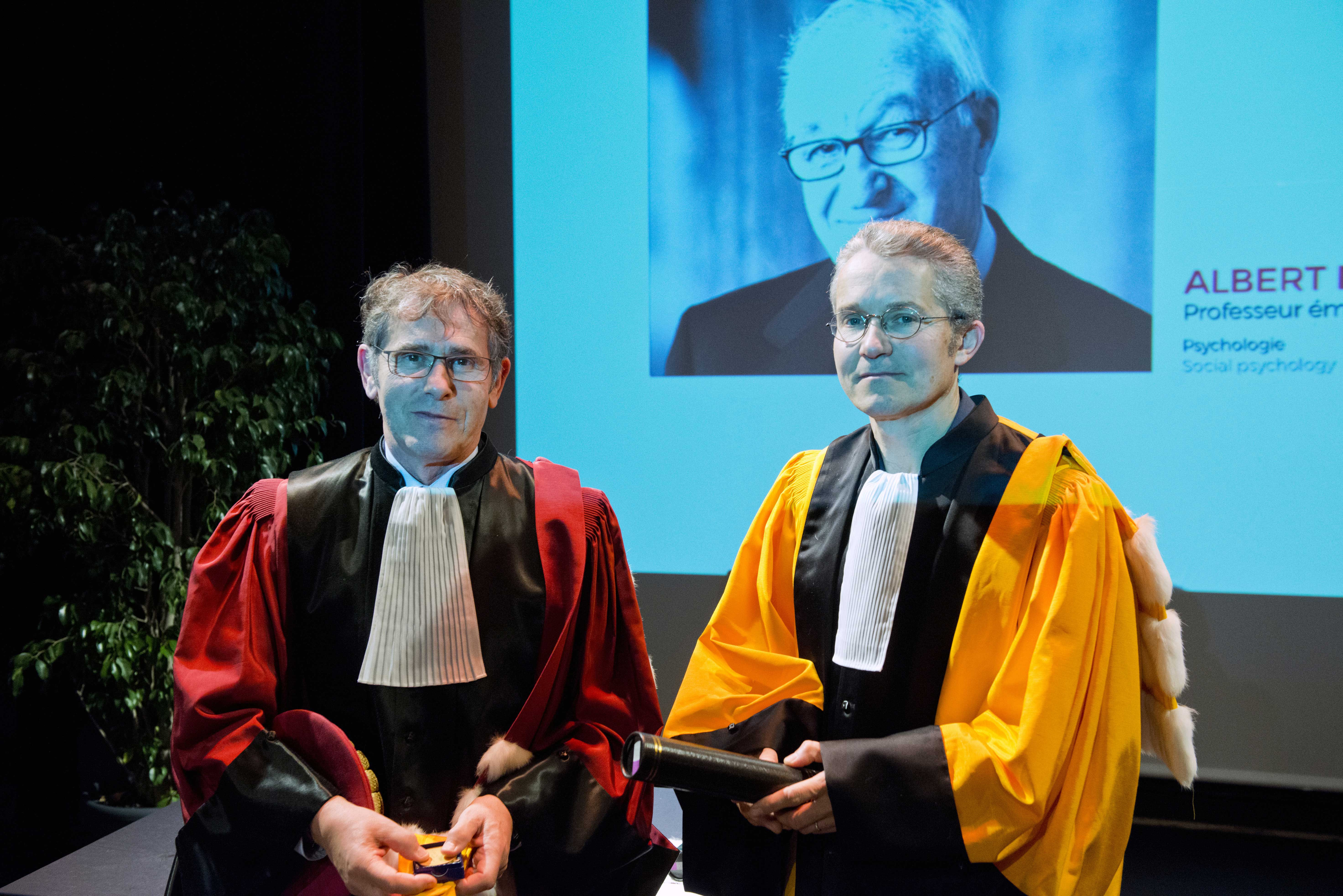 Remise symbolique des insignes de Docteur Honoris Causa à Albert Bandura (excusé pour la cérémonie) Remise symbolique des insignes de Docteur Honoris Causa à Albert Bandura (excusé pour la cérémonie)