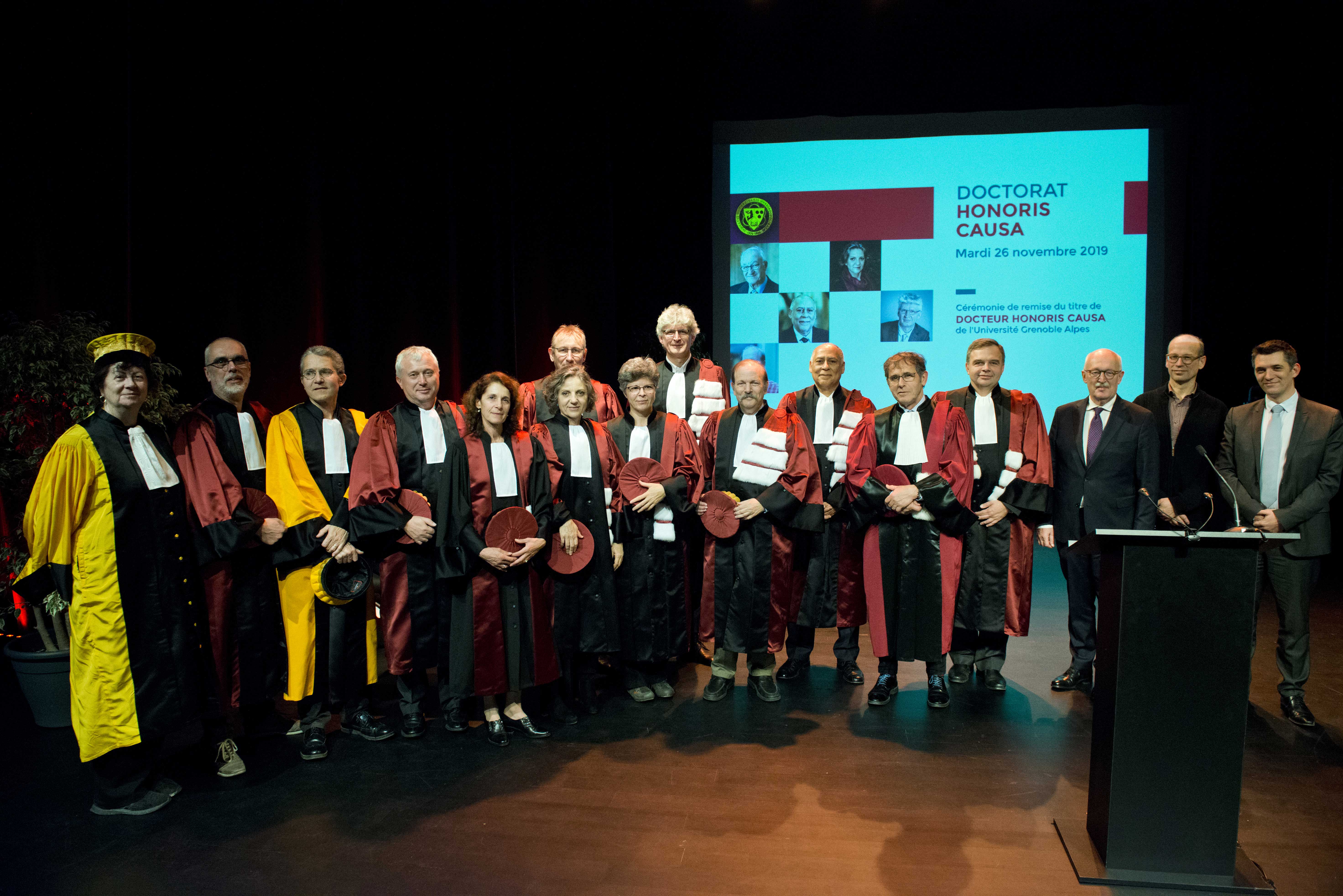 Photo de groupe en présence de Max Maldacker, consul général d’Allemagne à Lyon, de Fabien Malbet, maire-adjoint de Grenoble, et d’Aymeric Meiss, directeur de cabinet de la rectrice de l’académie de Grenoble