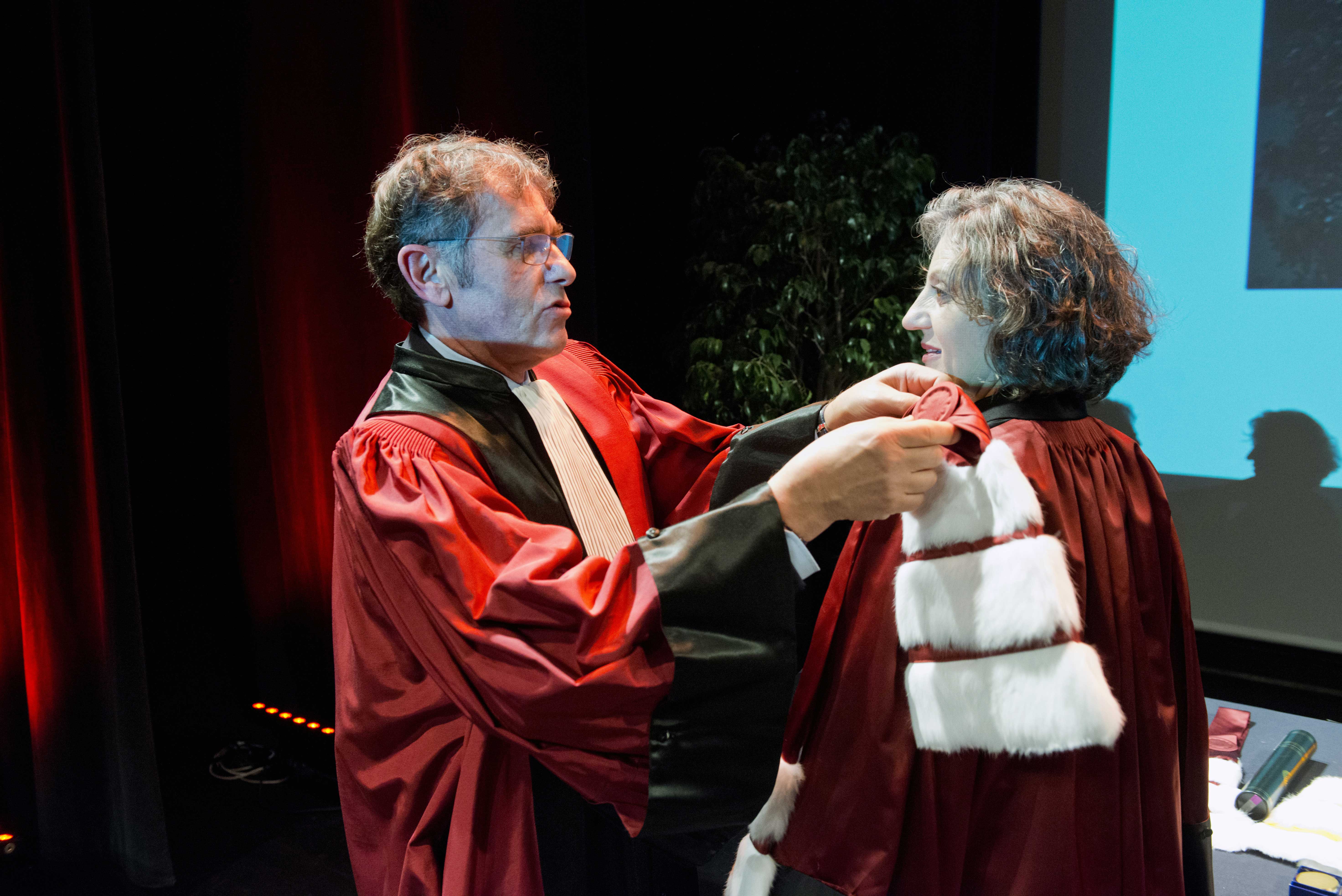 Remise de l’épitoge à Sandra Díaz par Patrick Lévy Remise de l’épitoge à Sandra Díaz par Patrick Lévy