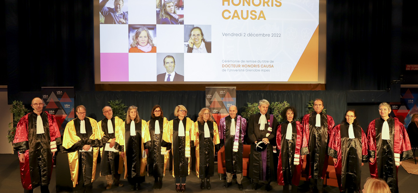 Les nouveaux Docteurs Honoris Causa de l’UGA avec leurs parrains-marraines, en présence d’Hervé Courtois, vice-président recherche et innovation de l’UGA, de Yassine Lakhnech, président de l’UGA et de Gabriele Fioni, recteur délégué.