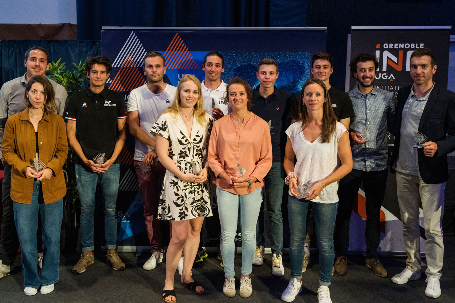 Remise des trophées à 12 des 33 étudiants et diplômés de l'UGA présents aux JO de Pékin (de g. à d. R. Heinrich, T. Huot-Marchand, B. Ottonello, A. Pouyé, C. Cerutti, L. Le Blé Jaques, C. Frasse Sombet, A. Bauchet, A. Chevalier-Bouchet, E. Perrot, C. Beau