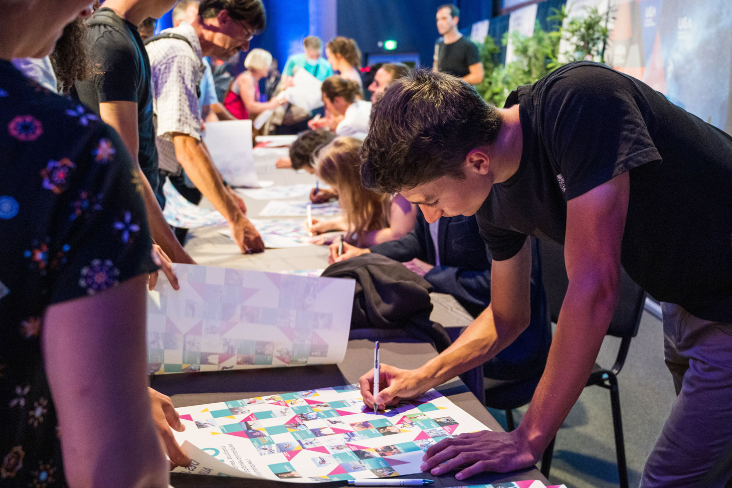 Signature des affiches par les champions de l’UGA présents lors de la cérémonie