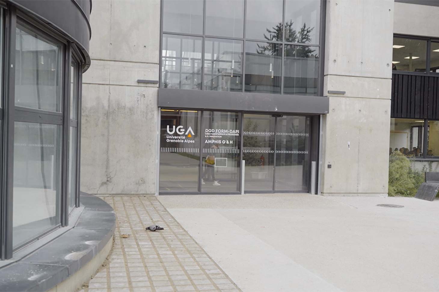 photo de l'entrée du bâtiment CLV