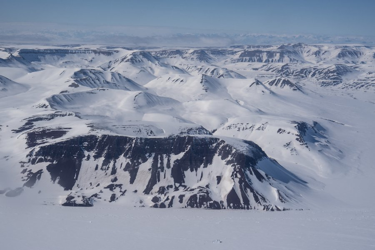 La calotte glaciaire du Groenland (entre Constable Point et Zackenberg, au nord-est) à la fin de l'hiver. © Erwan Amice / Lemar / CNRS Photothèque