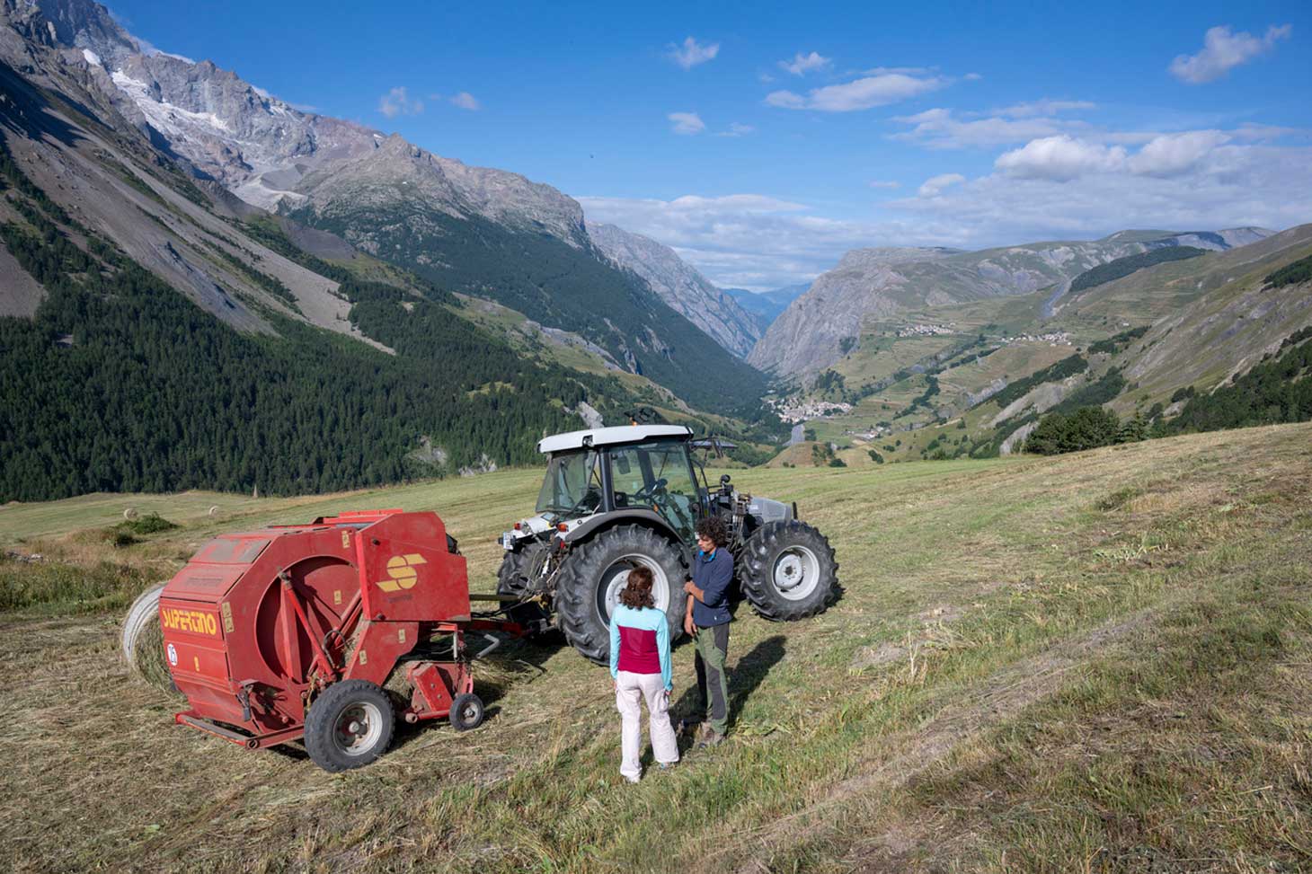 Sandra Lavorel et un agriculteur de Villar-d'Arène © Hubert RAGUET / LECA / CNRS Images