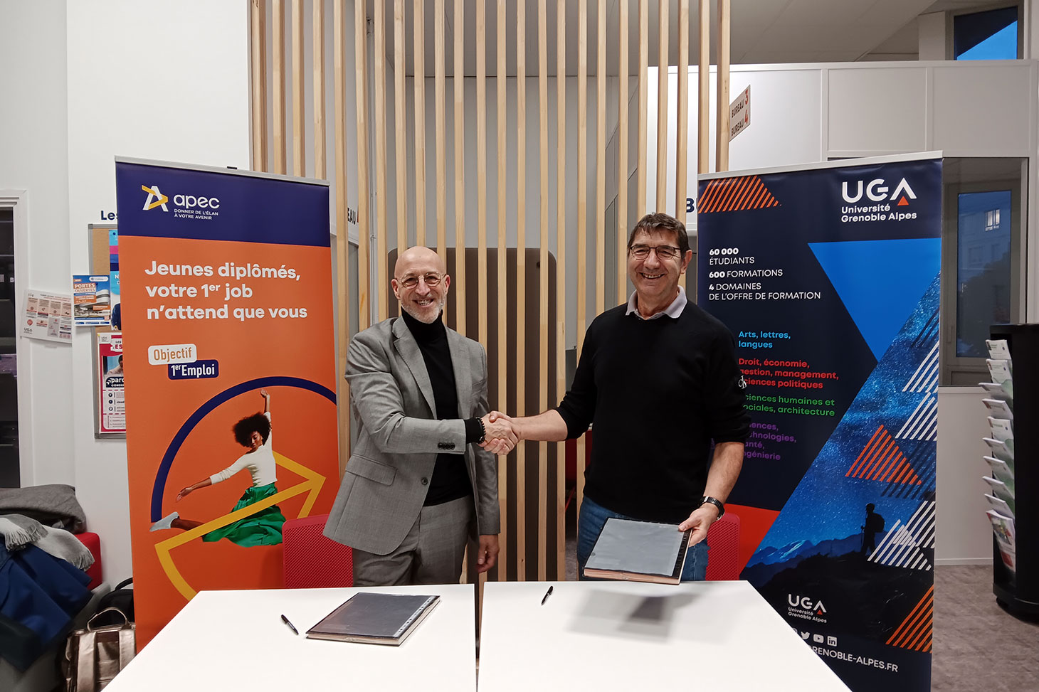 Henri Benoit, vice-président formation initiale de l'Université Grenoble Alpes (UGA) et Stéphane Currenti, délégué régional Auvergne Rhône-Alpes de l’Association Pour l’Emploi des Cadres (Apec) signent le renouvellement de convention de partenariat.