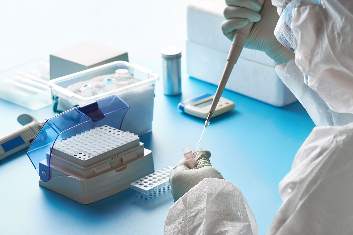 Tests RT-PCR en laboratoire © Shutterstock