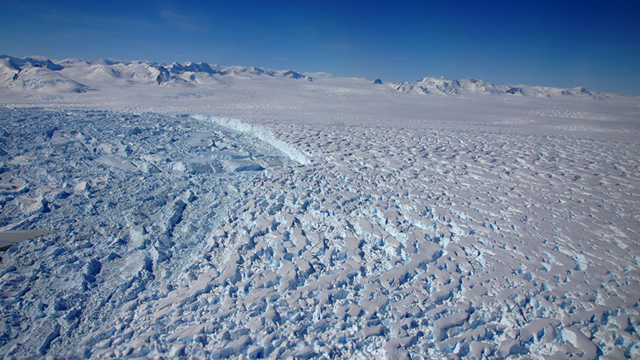 Front de vêlage du glacier Flemming qui nourrissait la plateforme de Wordie avant qu’elle ne se démantèle à la fin des années 1980 (vol NASA IceBridge du 17 novembre 2011). © Institute of geography, Matthias Braun - CP LGGE Gaël Durand 2016 Front de vêlage du glacier Flemming qui nourrissait la plateforme de Wordie avant qu’elle ne se démantèle à la fin des années 1980 (vol NASA IceBridge du 17 novembre 2011). © Institute of geography, Matthias Braun