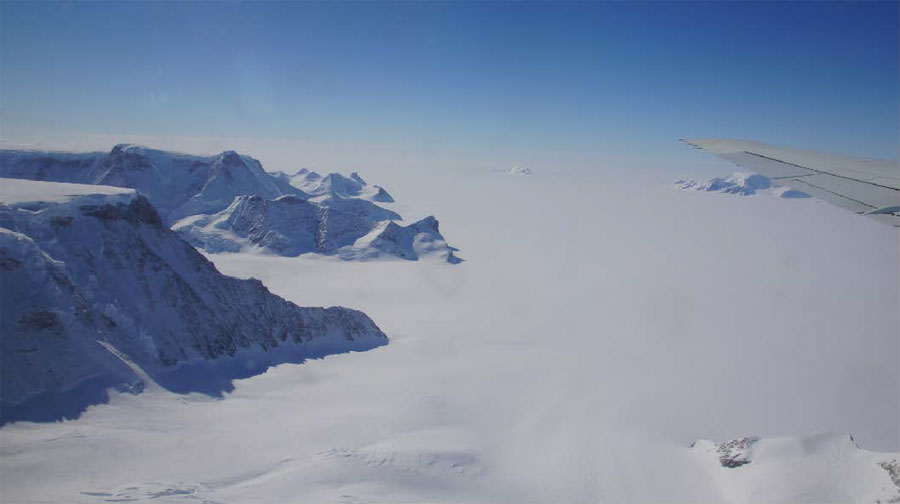 Plateforme du Larsen C vue depuis la péninsule Antarctique (vol NASA IceBridge du 17 novembre 2011). © Institute of geography, Matthias Braun - CP LGGE Gaël Durand 2016 Plateforme du Larsen C vue depuis la péninsule Antarctique (vol NASA IceBridge du 17 novembre 2011). © Institute of geography, Matthias Braun - CP LGGE Gaël Durand 2016