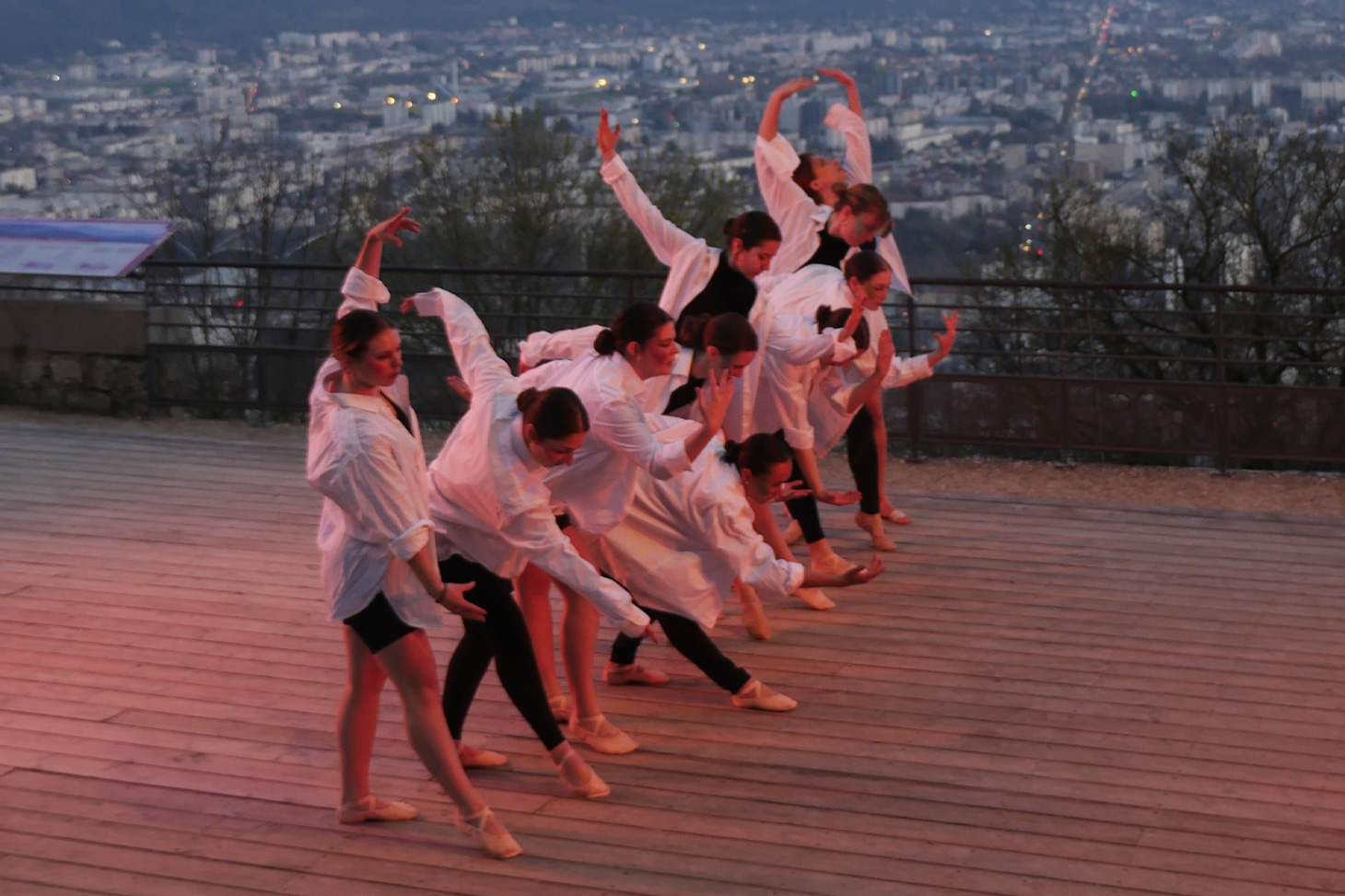 Une compagnie de danse étudiante se produit à la Bastille à Grenoble.