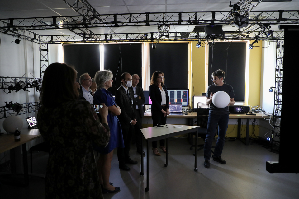 Démonstration de collaboration à distance entre plusieurs laboratoires de Grenoble et Saclay pour réaliser un diagnostic médical sur des modélisations 3D de cerveau