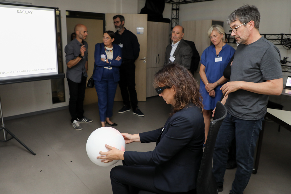 Démonstration de collaboration à distance entre plusieurs laboratoires de Grenoble et Saclay pour réaliser un diagnostic médical sur des modélisations 3D de cerveau