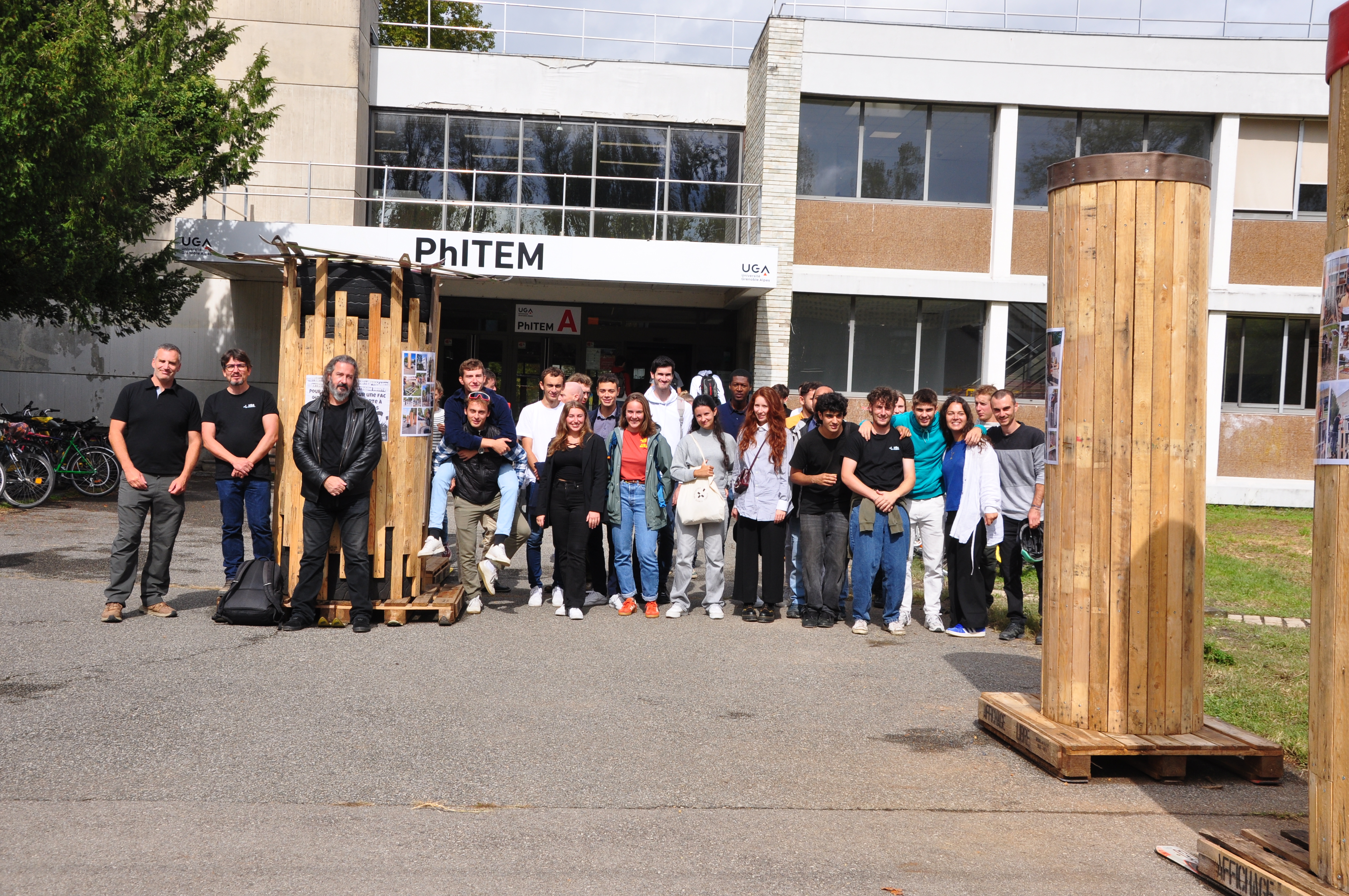 Des colonnes Morris en matériaux de réemploi pour un campus communicant et responsable !