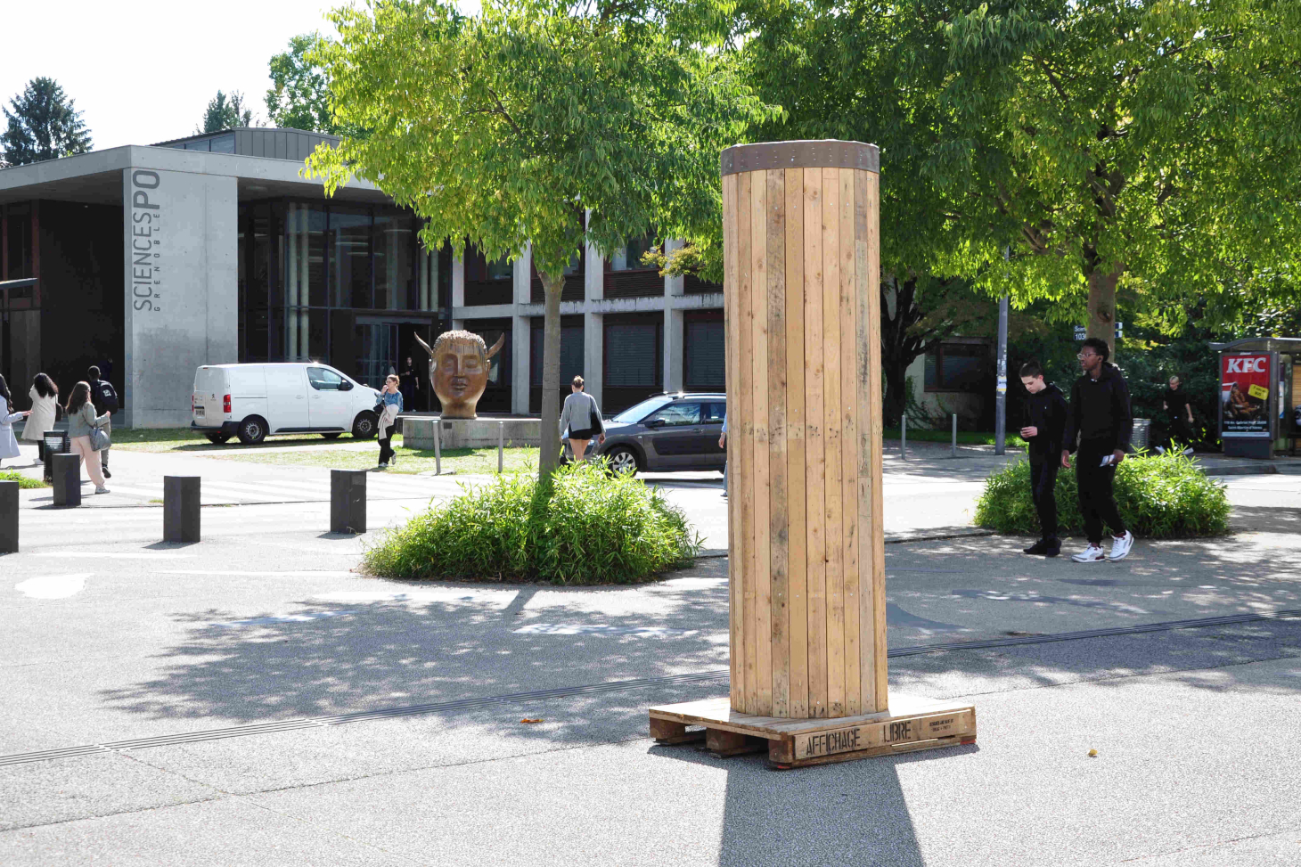 L'une des six colonnes Morris dédiée à l'affichage libre dispatchée sur le campus UGA de Saint-Martin-d'Hères.