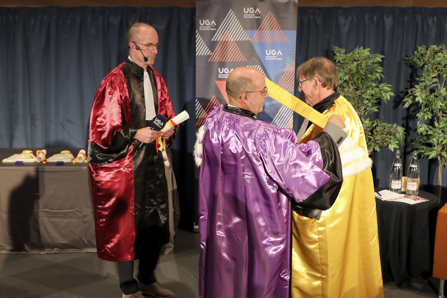Remise de l’épitoge à Tim Ingold par Yassine Lakhnech Remise de l’épitoge à Tim Ingold par Yassine Lakhnech
