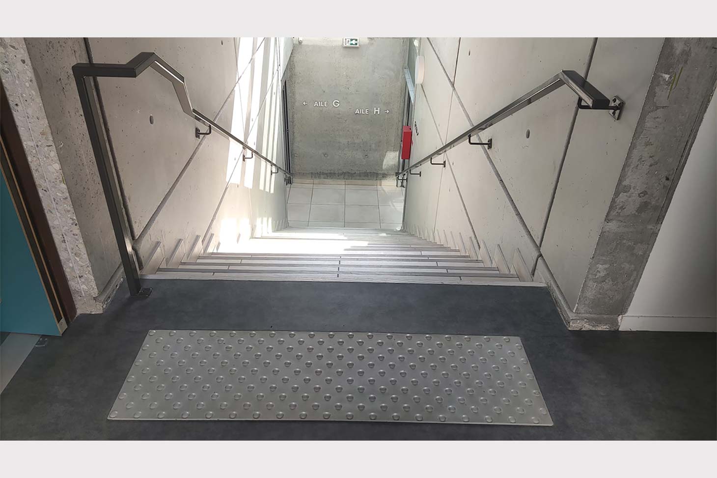 vue plongeante sur l'escalier du CLV menant du 1er étage au RDC