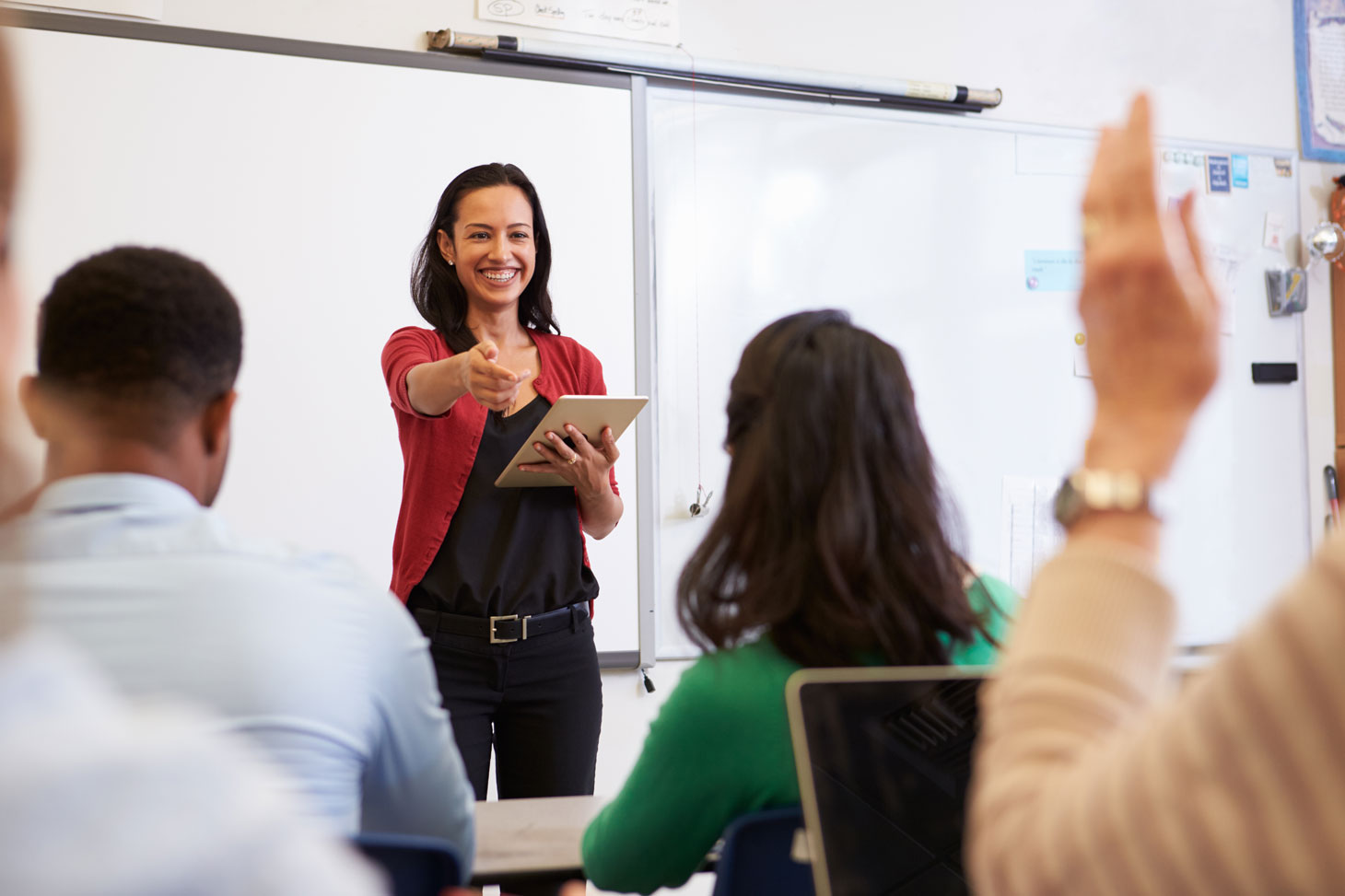 Une enseignante avec ses étudiants