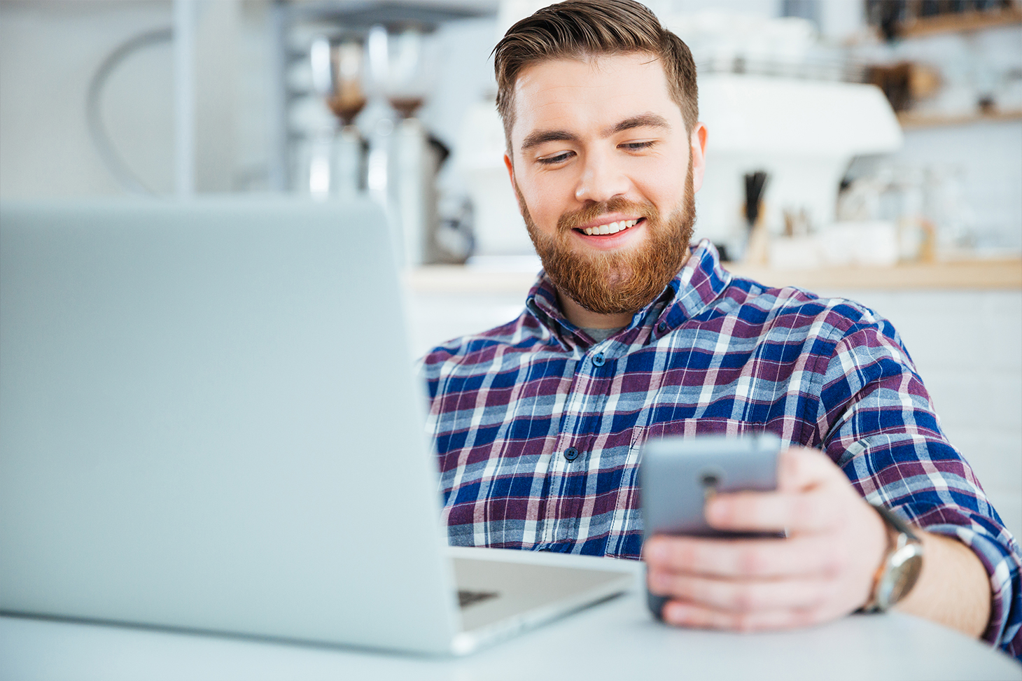 Un étudiant devant son ordinateur portable