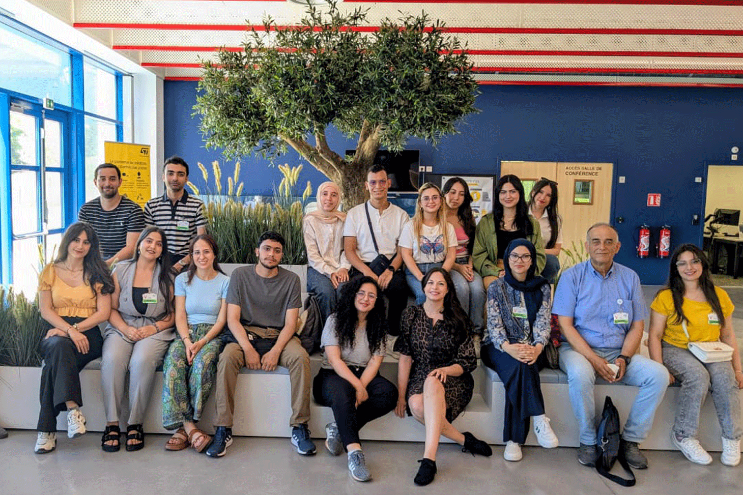 Les 15 étudiantes et étudiants de l'INSAT de Tunis venus se former à l'UGA à la microélectronique