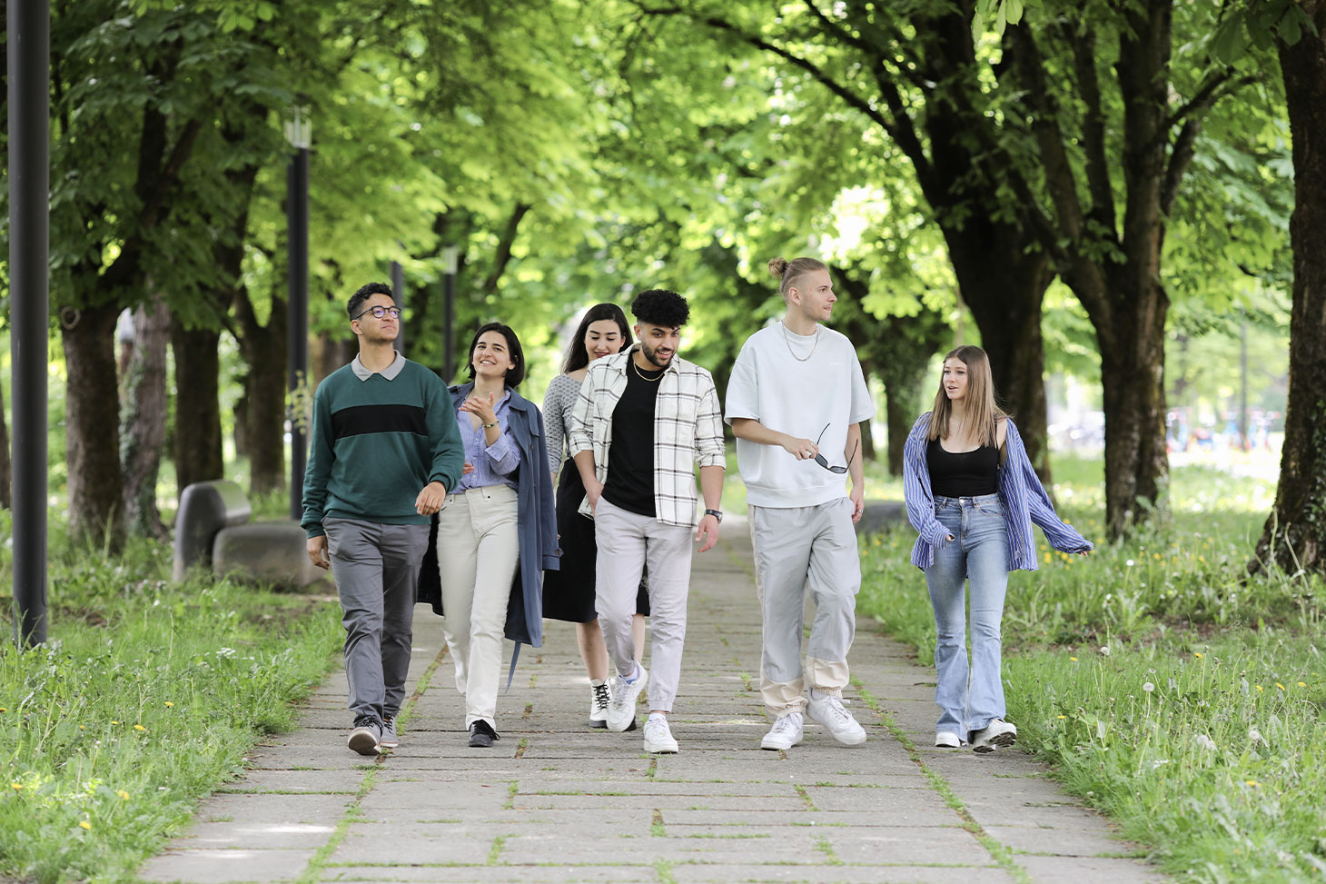 Students stroll along the shaded paths of the Saint-Martin-d'Hères campus