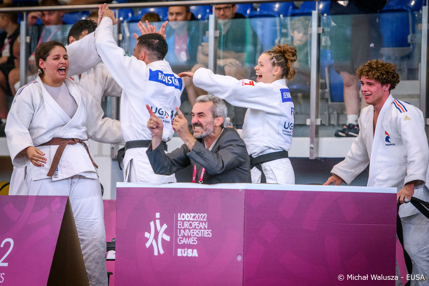 Philippe Martin, coordonnateur des sports de combat à l’UGA, et une partie de l’équipe de judo de l’UGA aux bords des tatamis lors des EUSA Games 2022 © Michal Walusza - EUSA
