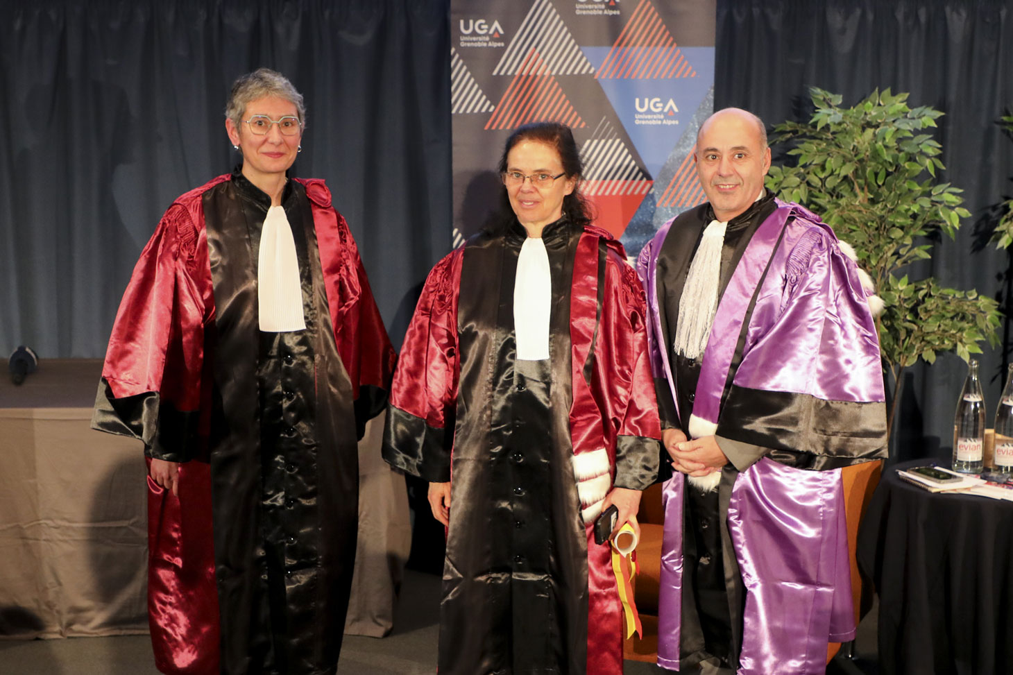 Éva Tardos entourée de sa marraine, Sophie Achard et du président de l’UGA