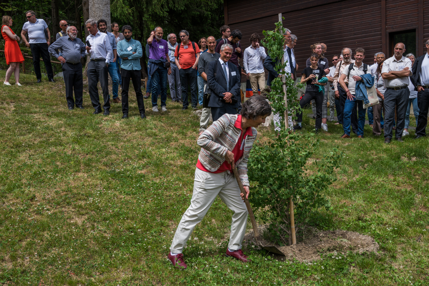 La directrice Bérengère Dubrulle plante un arbre à l'occasion des 70 ans de l'école