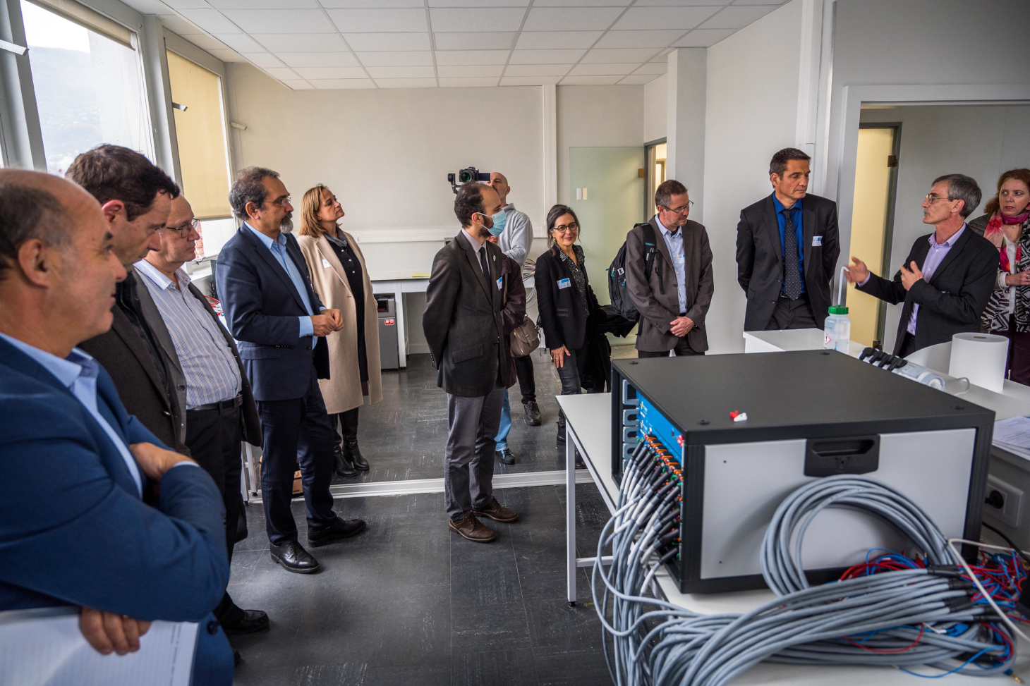 Guided tour of the new laboratory by Renaud Bouchet, co-director of LI2, with Samy Sisaid, sub-prefect of the Isère region, and all the partners, including Richard Bouveret, president of Blue Solutions, Yassine Lakhnech, president of UGA, and Pierre Benec