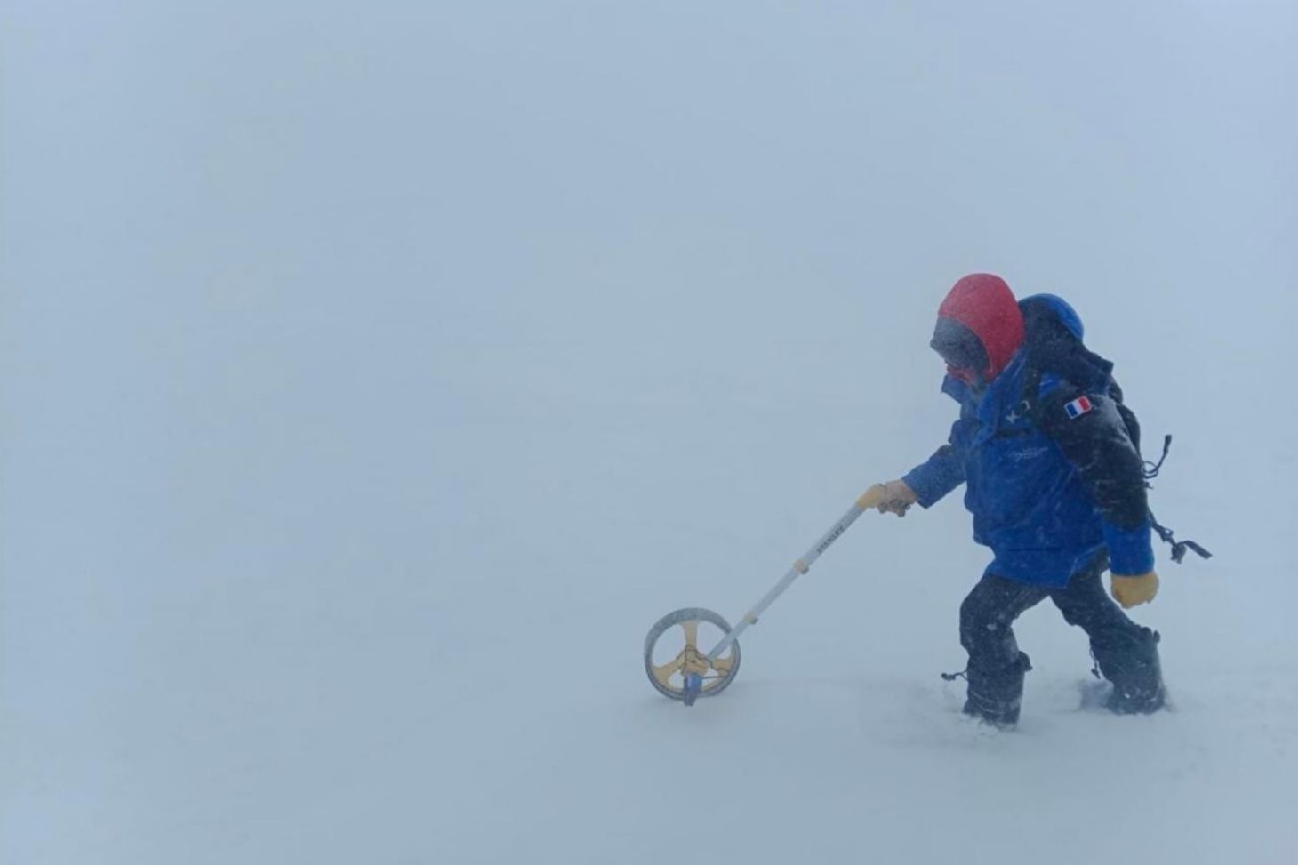 Figure 2 : Réalisation d’un levé topographique de la surface à l’aide d’une roue topographique en conditions de blizzard.