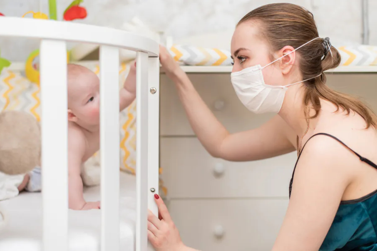 Comment bien cerner les émotions et le message de l'adulte qui parle quand celui-ci porte un masque ? Shutterstock